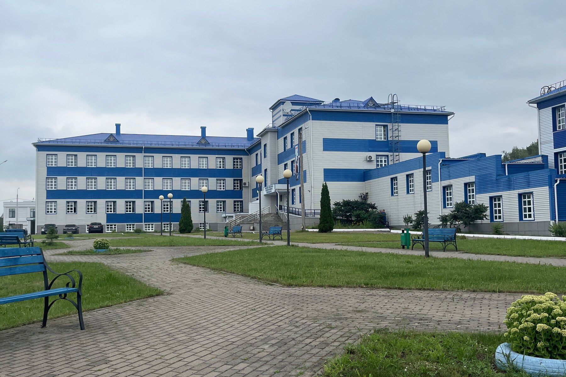 Брянская больница, двор между корпусами